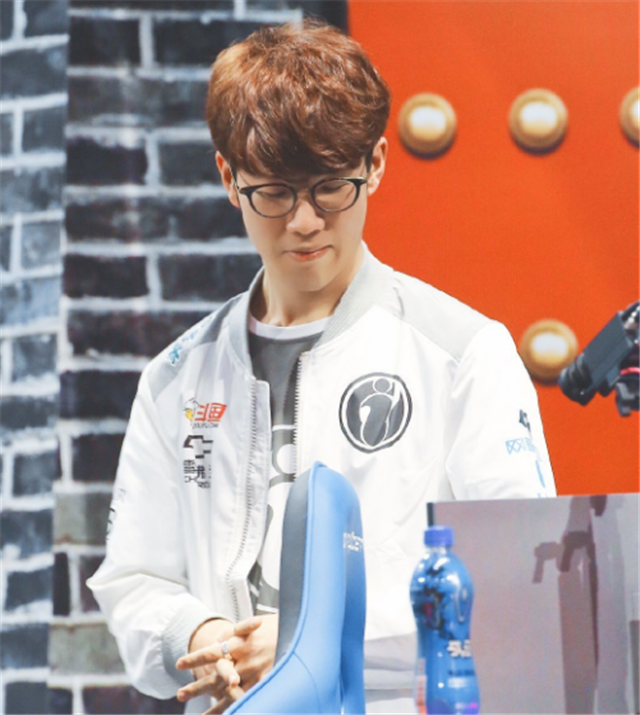 LOL官方：T1通过抛硬币获得决赛第一局选边权，并选择蓝色方